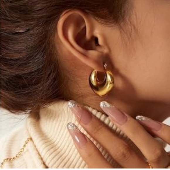 🔥 2 pair of Huggy Chunky Dangle Earrings-NWT - Picture 6 of 7